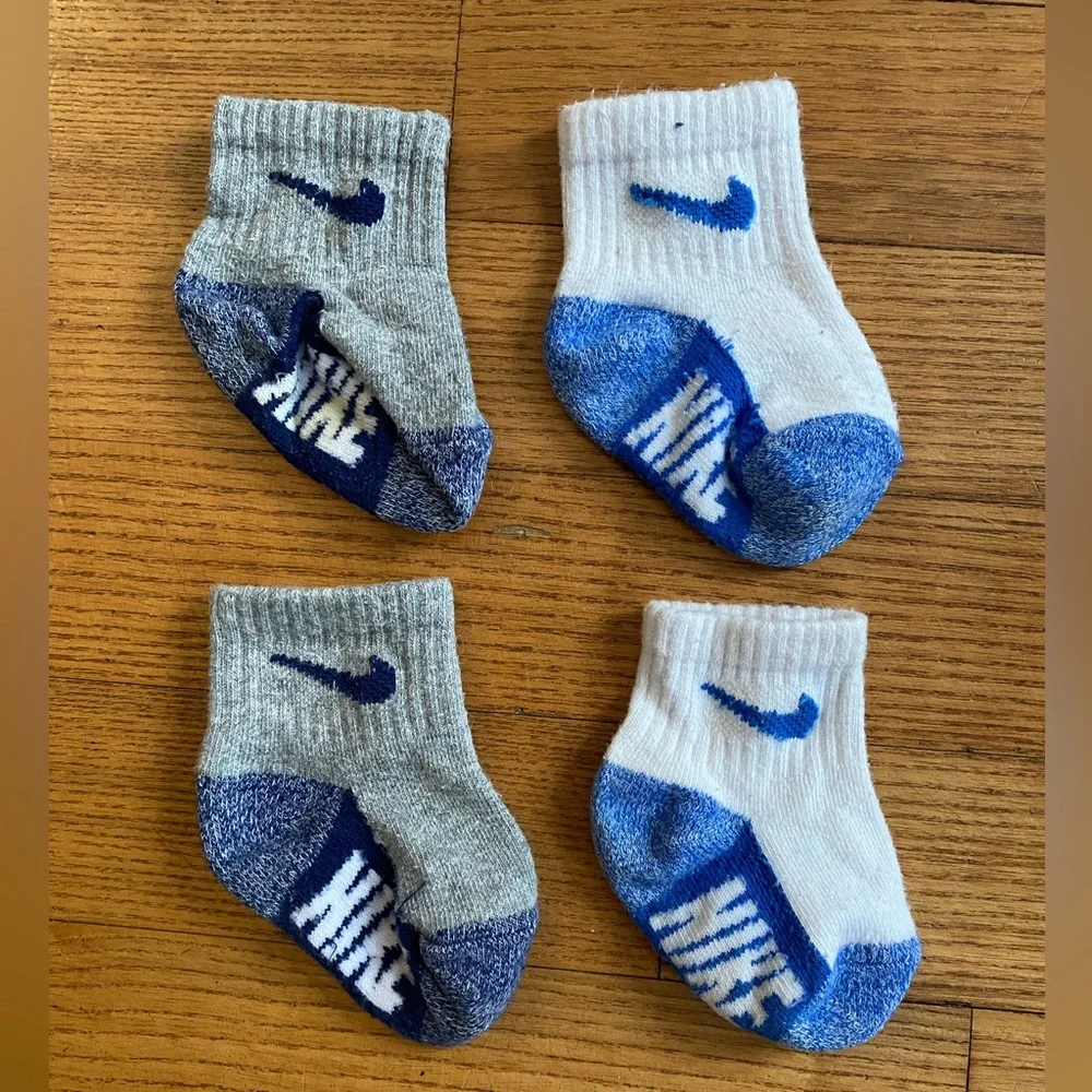 Nike Baby/ Infant 2 PAIRS of Socks in White, Gray and Navy